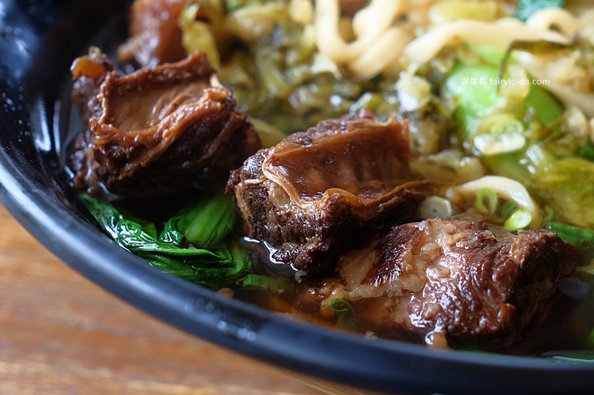 中正大四喜牛肉麵旗艦店。CP值高到全嚇傻，大份量牛肉麵130元，免費加湯加麵不用錢，還附珍奶、小菜無限呷免驚！ @蹦啾♥謝蘿莉 La vie heureuse