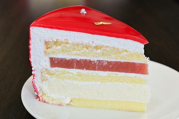 ▲宝泉2022母親節蛋糕~摯愛(覆盆子淋醬+紅心芭樂果凍+白乳酪慕斯)