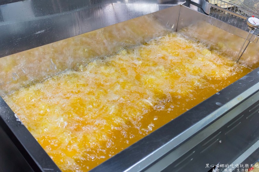 高雄左營︱厚一點雞排專賣店　超囂張！硬是比別人厚又噴汁滑嫩大雞排！涮嘴好吃追劇看電影不能沒有它！！