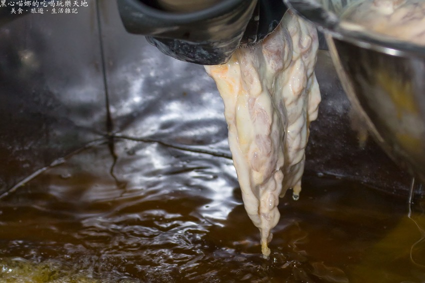 高雄左營︱厚一點雞排專賣店　超囂張！硬是比別人厚又噴汁滑嫩大雞排！涮嘴好吃追劇看電影不能沒有它！！