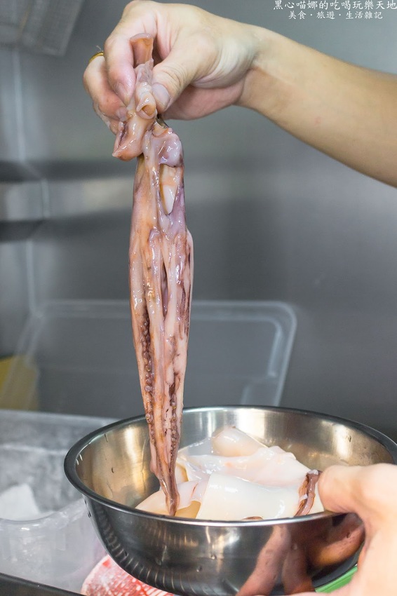 高雄左營︱厚一點雞排專賣店　超囂張！硬是比別人厚又噴汁滑嫩大雞排！涮嘴好吃追劇看電影不能沒有它！！