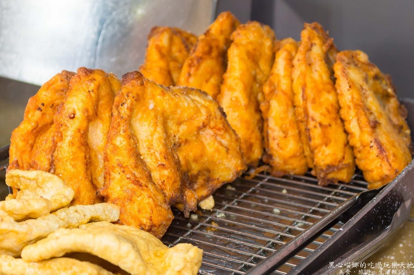 高雄左營︱厚一點雞排專賣店　超囂張！硬是比別人厚又噴汁滑嫩大雞排！涮嘴好吃追劇看電影不能沒有它！！