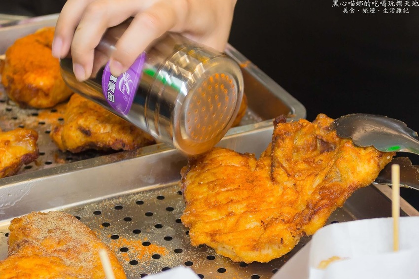 高雄左營︱厚一點雞排專賣店　超囂張！硬是比別人厚又噴汁滑嫩大雞排！涮嘴好吃追劇看電影不能沒有它！！