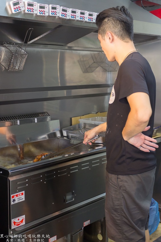 高雄左營︱厚一點雞排專賣店　超囂張！硬是比別人厚又噴汁滑嫩大雞排！涮嘴好吃追劇看電影不能沒有它！！