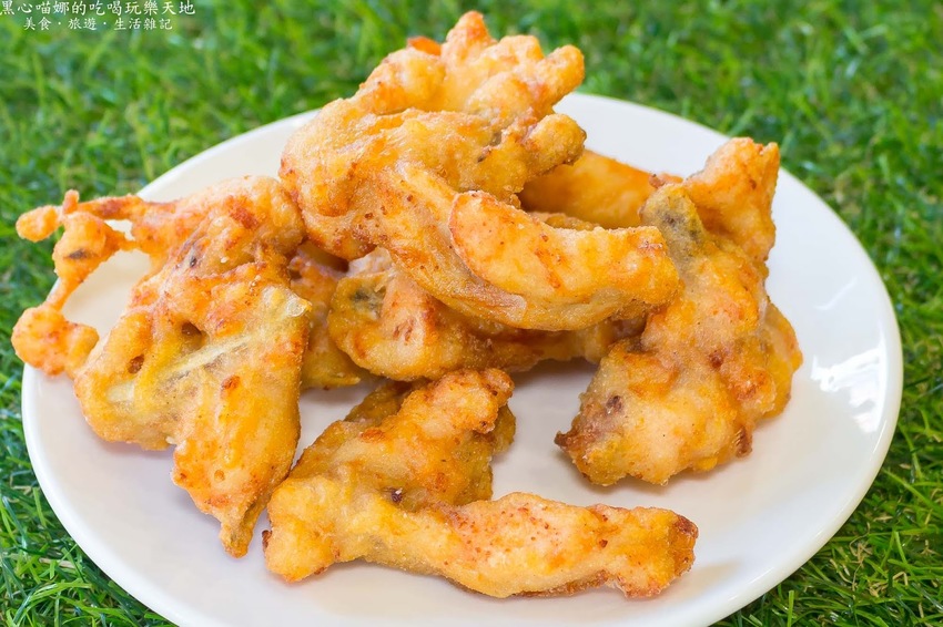 高雄左營︱厚一點雞排專賣店　超囂張！硬是比別人厚又噴汁滑嫩大雞排！涮嘴好吃追劇看電影不能沒有它！！