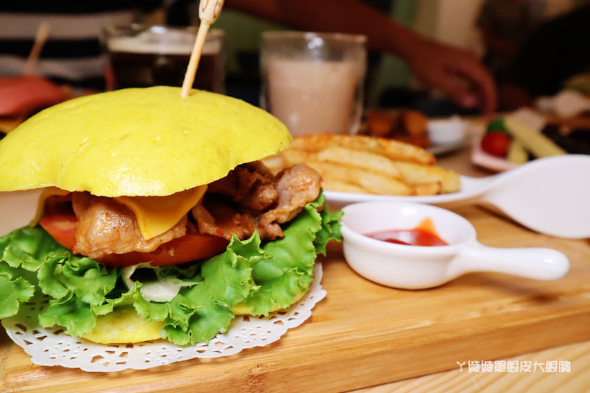 新竹美食推薦喜食廚房！新竹也有好吃又夢幻的彩虹漢堡，天公壇附近新開幕結合藝術的美食餐廳