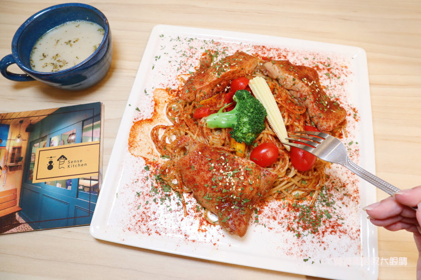 新竹美食推薦喜食廚房！新竹也有好吃又夢幻的彩虹漢堡，天公壇附近新開幕結合藝術的美食餐廳