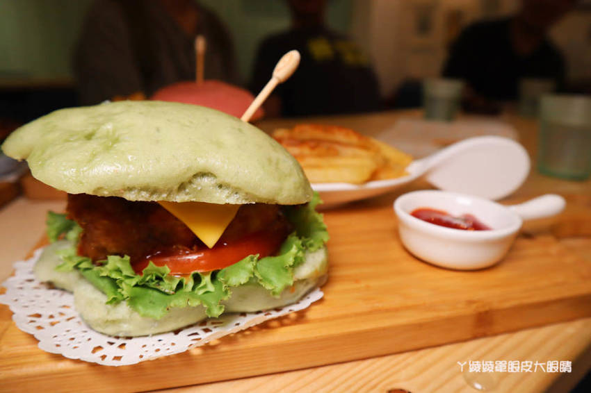 新竹美食推薦喜食廚房！新竹也有好吃又夢幻的彩虹漢堡，天公壇附近新開幕結合藝術的美食餐廳