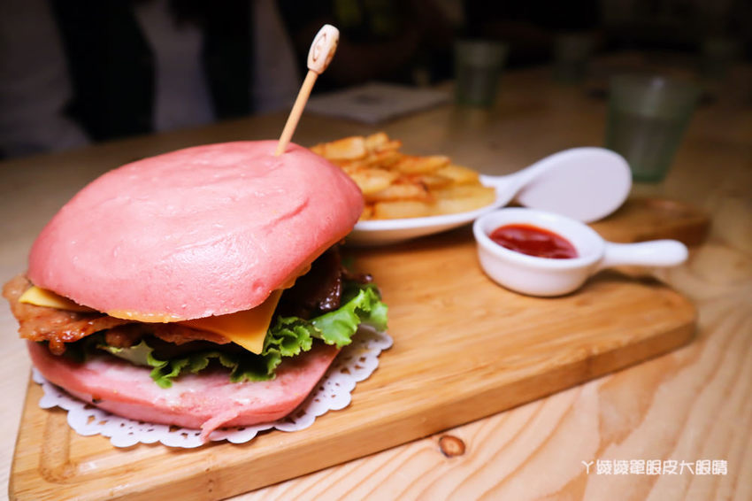 新竹美食推薦喜食廚房！新竹也有好吃又夢幻的彩虹漢堡，天公壇附近新開幕結合藝術的美食餐廳