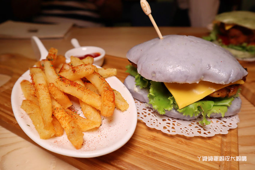新竹美食推薦喜食廚房！新竹也有好吃又夢幻的彩虹漢堡，天公壇附近新開幕結合藝術的美食餐廳