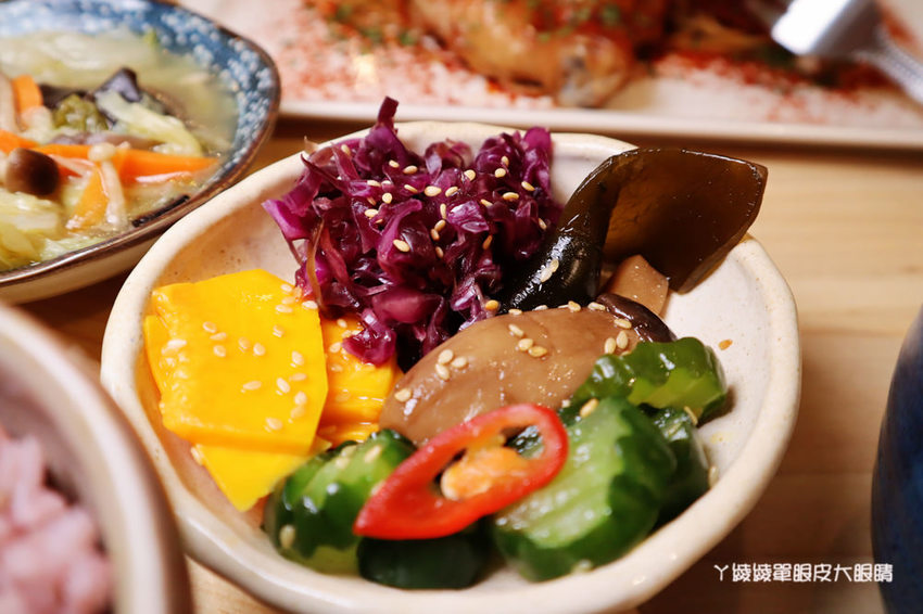 新竹美食推薦喜食廚房！新竹也有好吃又夢幻的彩虹漢堡，天公壇附近新開幕結合藝術的美食餐廳