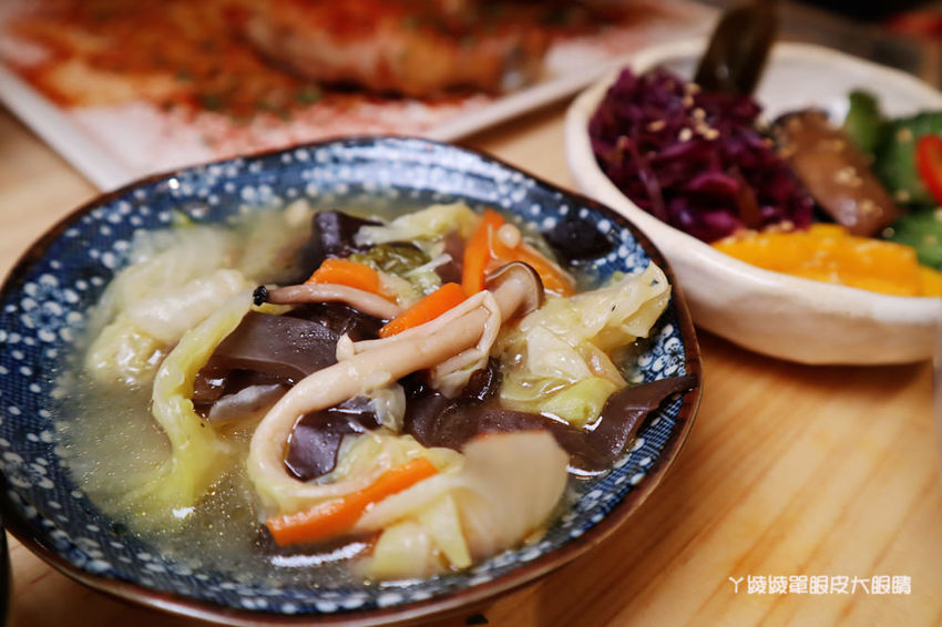 新竹美食推薦喜食廚房！新竹也有好吃又夢幻的彩虹漢堡，天公壇附近新開幕結合藝術的美食餐廳