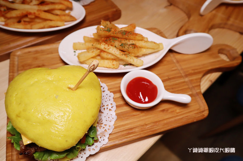 新竹美食推薦喜食廚房！新竹也有好吃又夢幻的彩虹漢堡，天公壇附近新開幕結合藝術的美食餐廳