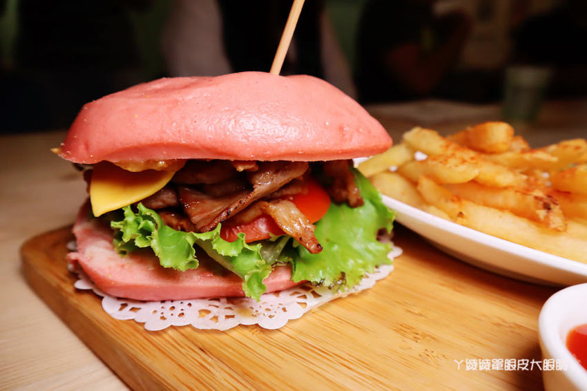 新竹美食推薦喜食廚房！新竹也有好吃又夢幻的彩虹漢堡，天公壇附近新開幕結合藝術的美食餐廳