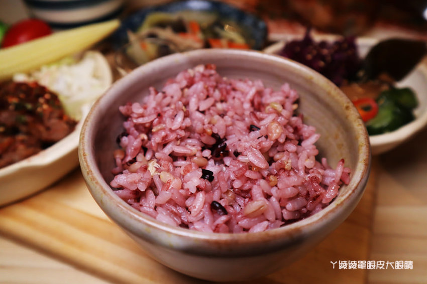 新竹美食推薦喜食廚房！新竹也有好吃又夢幻的彩虹漢堡，天公壇附近新開幕結合藝術的美食餐廳