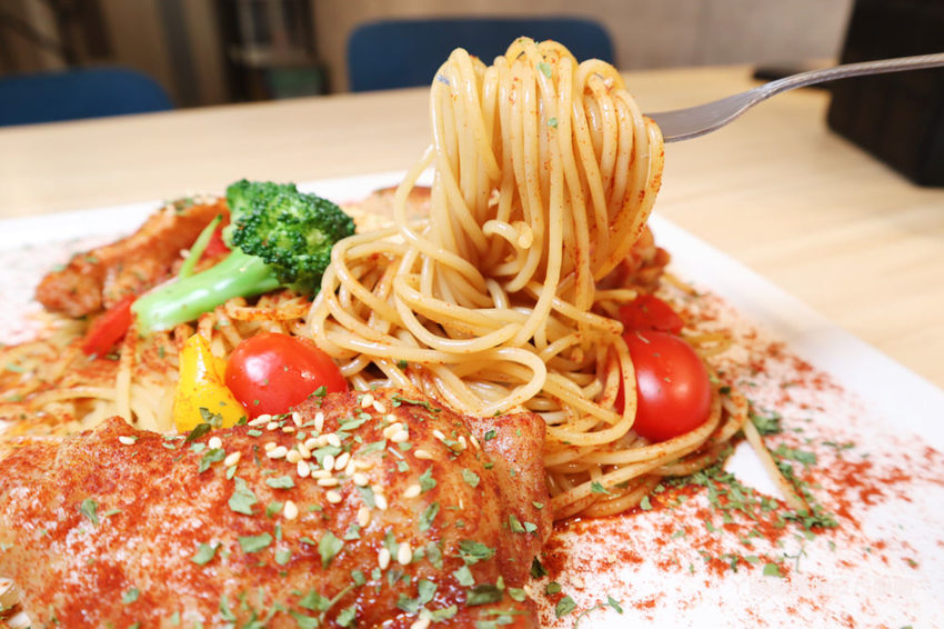 新竹美食推薦喜食廚房！新竹也有好吃又夢幻的彩虹漢堡，天公壇附近新開幕結合藝術的美食餐廳