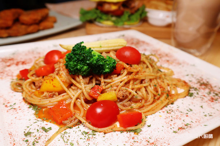 新竹美食推薦喜食廚房！新竹也有好吃又夢幻的彩虹漢堡，天公壇附近新開幕結合藝術的美食餐廳