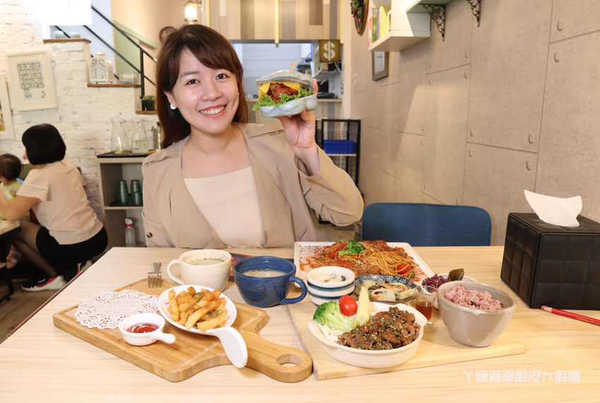 新竹美食推薦喜食廚房！新竹也有好吃又夢幻的彩虹漢堡，天公壇附近新開幕結合藝術的美食餐廳