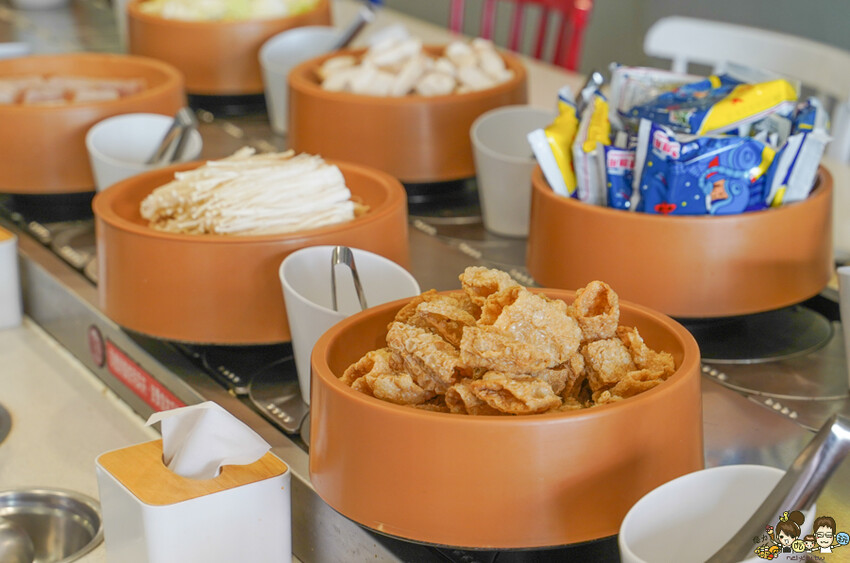 高雄首間 湯旺麻辣回轉火鍋-高雄總店，新奇有趣迴轉鍋物料自取 x 平價火鍋吃到飽 - 跟著尼力吃喝玩樂＆親子生活