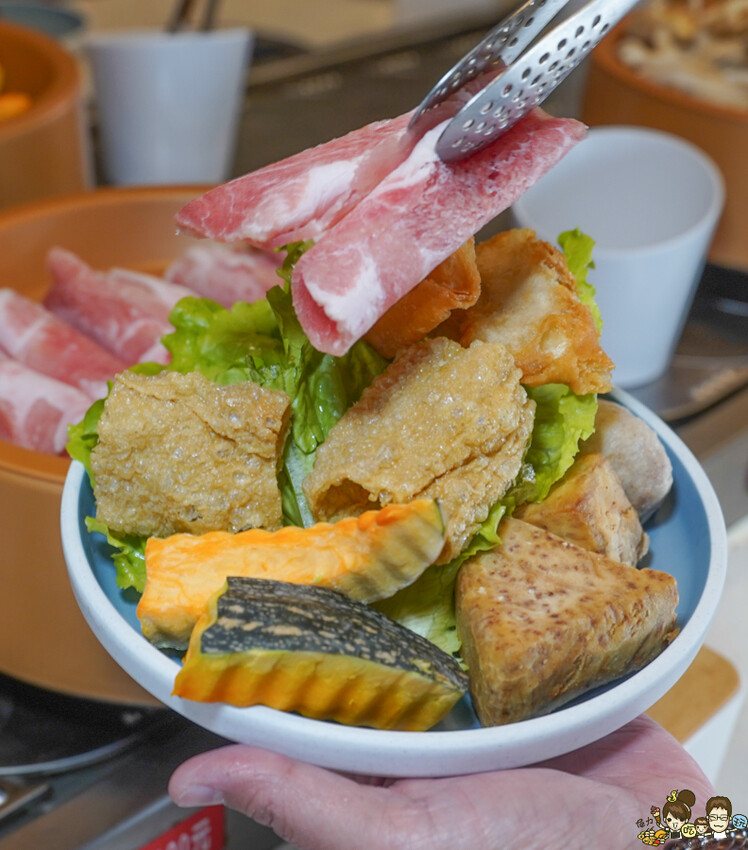 高雄首間 湯旺麻辣回轉火鍋-高雄總店，新奇有趣迴轉鍋物料自取 x 平價火鍋吃到飽 - 跟著尼力吃喝玩樂＆親子生活