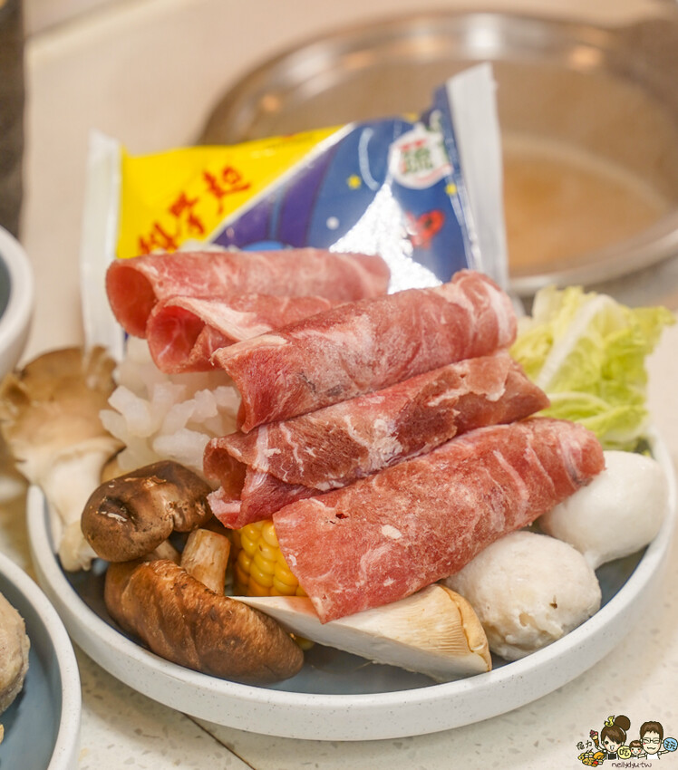 高雄首間 湯旺麻辣回轉火鍋-高雄總店，新奇有趣迴轉鍋物料自取 x 平價火鍋吃到飽 - 跟著尼力吃喝玩樂＆親子生活