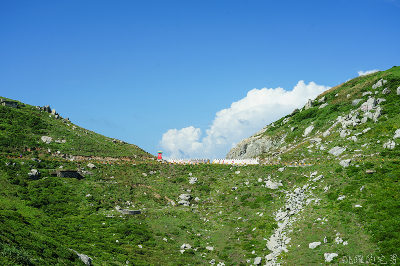 [馬祖旅遊]絕美東引-湛藍無暇海洋 礁岩純白燈塔 彷彿在歐洲ㄧ般 怎能讓人不愛你 東引一日行程景點規劃  東引燈塔(內有影片)