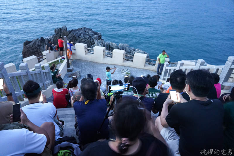 [馬祖旅遊]絕美東引-湛藍無暇海洋 礁岩純白燈塔 彷彿在歐洲ㄧ般 怎能讓人不愛你 東引一日行程景點規劃  東引燈塔(內有影片)