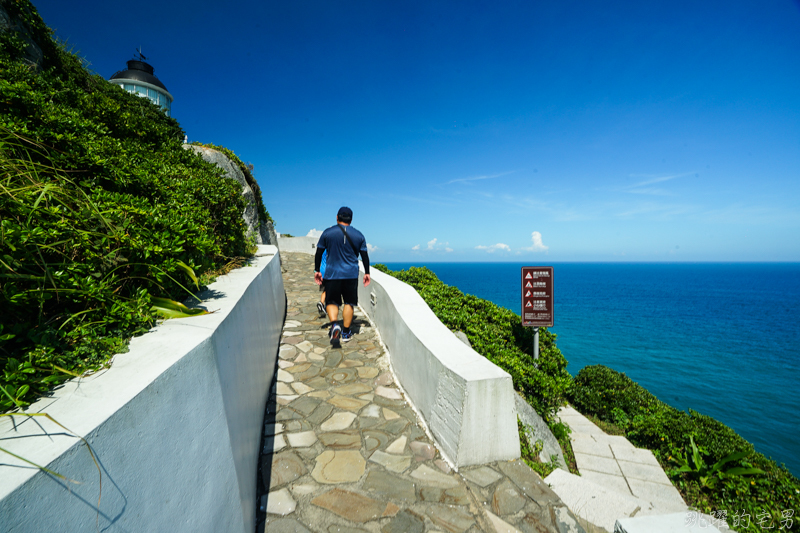 [馬祖旅遊]絕美東引-湛藍無暇海洋 礁岩純白燈塔 彷彿在歐洲ㄧ般 怎能讓人不愛你 東引一日行程景點規劃  東引燈塔(內有影片)