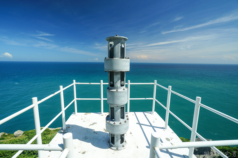 [馬祖旅遊]絕美東引-湛藍無暇海洋 礁岩純白燈塔 彷彿在歐洲ㄧ般 怎能讓人不愛你 東引一日行程景點規劃  東引燈塔(內有影片)