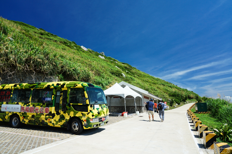 [馬祖旅遊]絕美東引-湛藍無暇海洋 礁岩純白燈塔 彷彿在歐洲ㄧ般 怎能讓人不愛你 東引一日行程景點規劃  東引燈塔(內有影片)