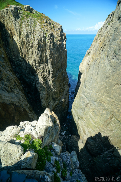 [馬祖旅遊]絕美東引-湛藍無暇海洋 礁岩純白燈塔 彷彿在歐洲ㄧ般 怎能讓人不愛你 東引一日行程景點規劃  東引燈塔(內有影片)