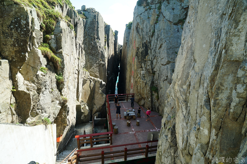 [馬祖旅遊]絕美東引-湛藍無暇海洋 礁岩純白燈塔 彷彿在歐洲ㄧ般 怎能讓人不愛你 東引一日行程景點規劃  東引燈塔(內有影片)