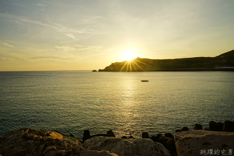 [馬祖旅遊]絕美東引-湛藍無暇海洋 礁岩純白燈塔 彷彿在歐洲ㄧ般 怎能讓人不愛你 東引一日行程景點規劃  東引燈塔(內有影片)