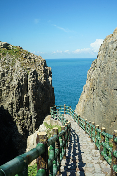 [馬祖旅遊]絕美東引-湛藍無暇海洋 礁岩純白燈塔 彷彿在歐洲ㄧ般 怎能讓人不愛你 東引一日行程景點規劃  東引燈塔(內有影片)