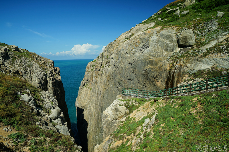 [馬祖旅遊]絕美東引-湛藍無暇海洋 礁岩純白燈塔 彷彿在歐洲ㄧ般 怎能讓人不愛你 東引一日行程景點規劃  東引燈塔(內有影片)