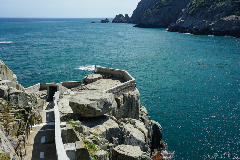 [馬祖旅遊]絕美東引-湛藍無暇海洋 礁岩純白燈塔 彷彿在歐洲ㄧ般 怎能讓人不愛你 東引一日行程景點規劃  東引燈塔(內有影片)