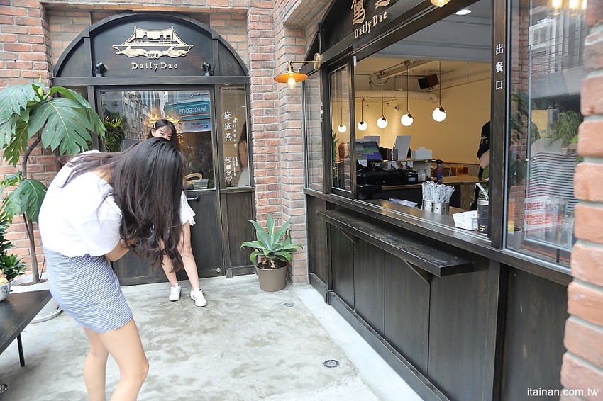 黛黛茶Daily Dae~台中精明商圈IG打卡新亮點!歐風茶飲x紅磚老洋房的紅茶時光，來個時尚奢華的貴婦下午茶吧! - 台南好Food遊
