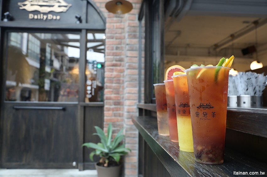 黛黛茶Daily Dae~台中精明商圈IG打卡新亮點!歐風茶飲x紅磚老洋房的紅茶時光，來個時尚奢華的貴婦下午茶吧! - 台南好Food遊