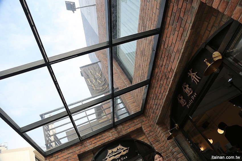 黛黛茶Daily Dae~台中精明商圈IG打卡新亮點!歐風茶飲x紅磚老洋房的紅茶時光，來個時尚奢華的貴婦下午茶吧! - 台南好Food遊