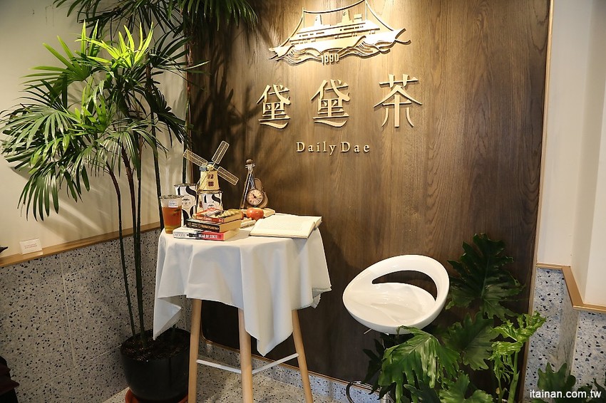 黛黛茶Daily Dae~台中精明商圈IG打卡新亮點!歐風茶飲x紅磚老洋房的紅茶時光，來個時尚奢華的貴婦下午茶吧! - 台南好Food遊