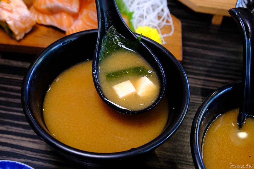 型男主廚送上盛合海景鮮魚丼，岡崎丼飯壽司，澎湖直送鮮甜牡蠣滋味濃郁！