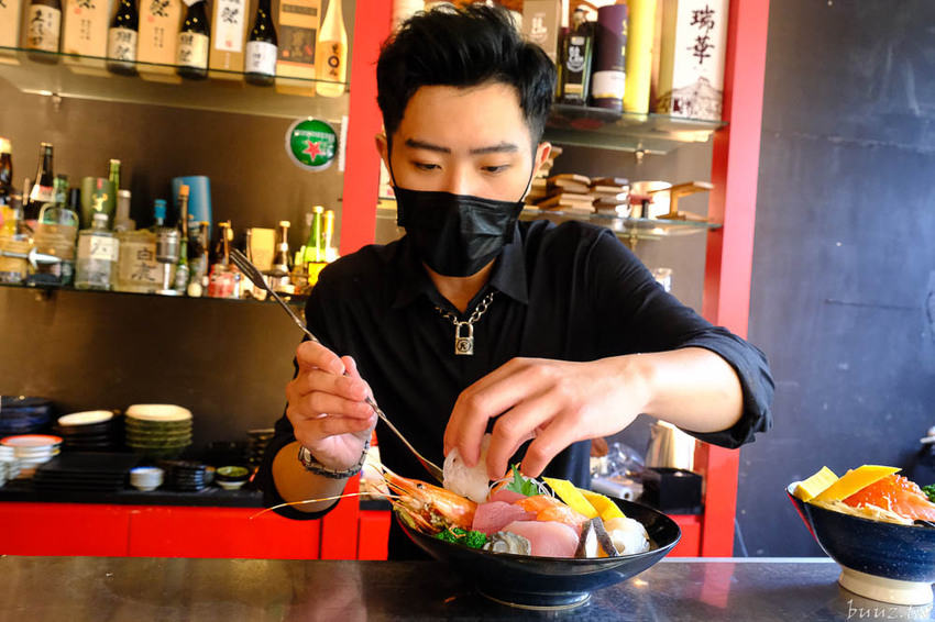 型男主廚送上盛合海景鮮魚丼，岡崎丼飯壽司，澎湖直送鮮甜牡蠣滋味濃郁！