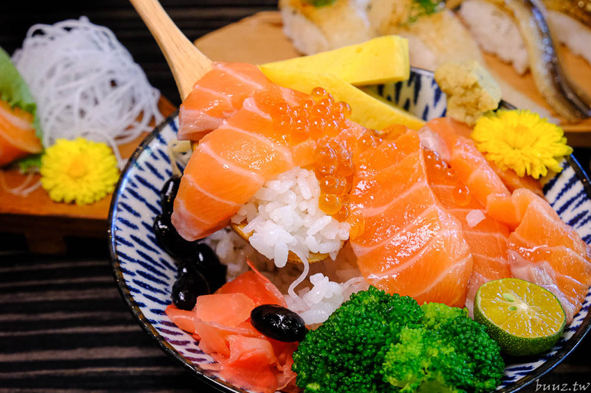 型男主廚送上盛合海景鮮魚丼，岡崎丼飯壽司，澎湖直送鮮甜牡蠣滋味濃郁！