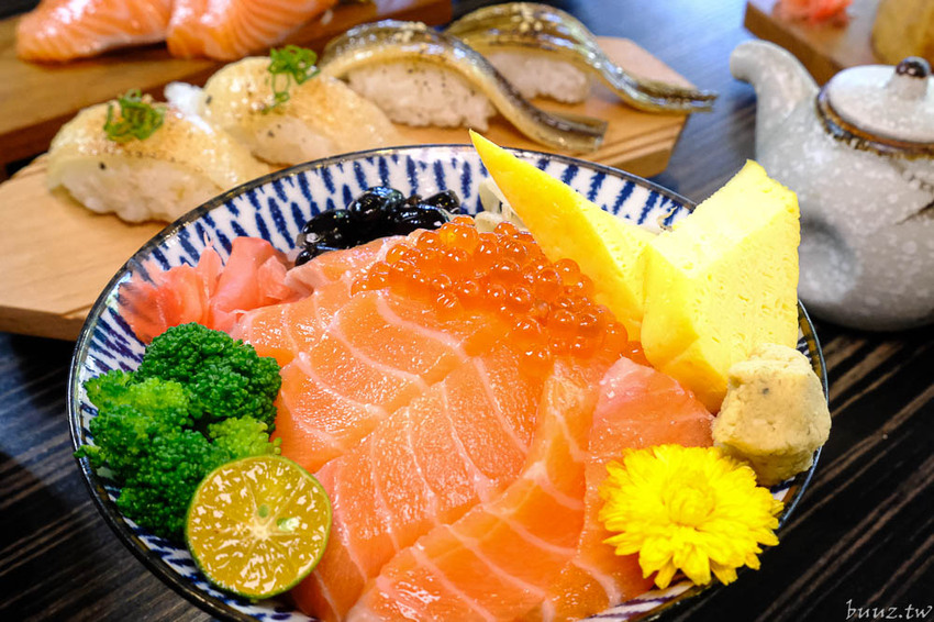 型男主廚送上盛合海景鮮魚丼，岡崎丼飯壽司，澎湖直送鮮甜牡蠣滋味濃郁！