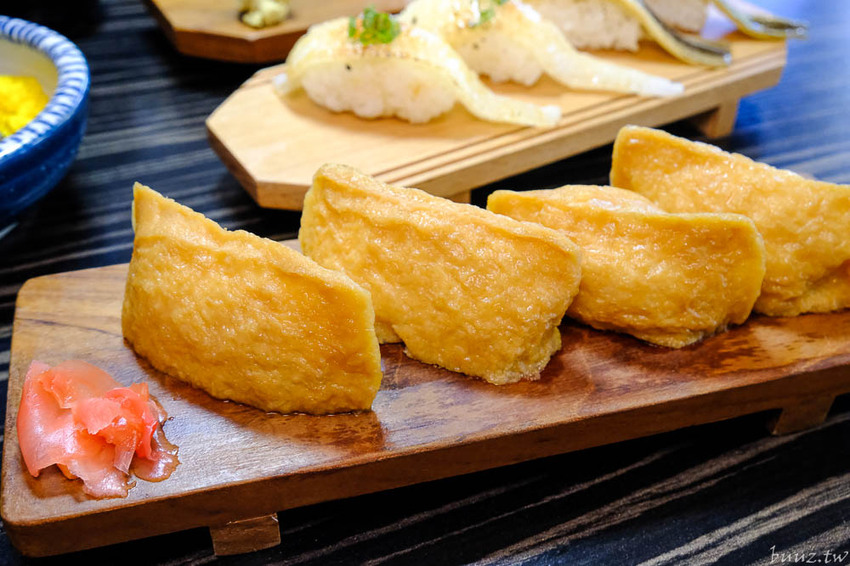 型男主廚送上盛合海景鮮魚丼，岡崎丼飯壽司，澎湖直送鮮甜牡蠣滋味濃郁！