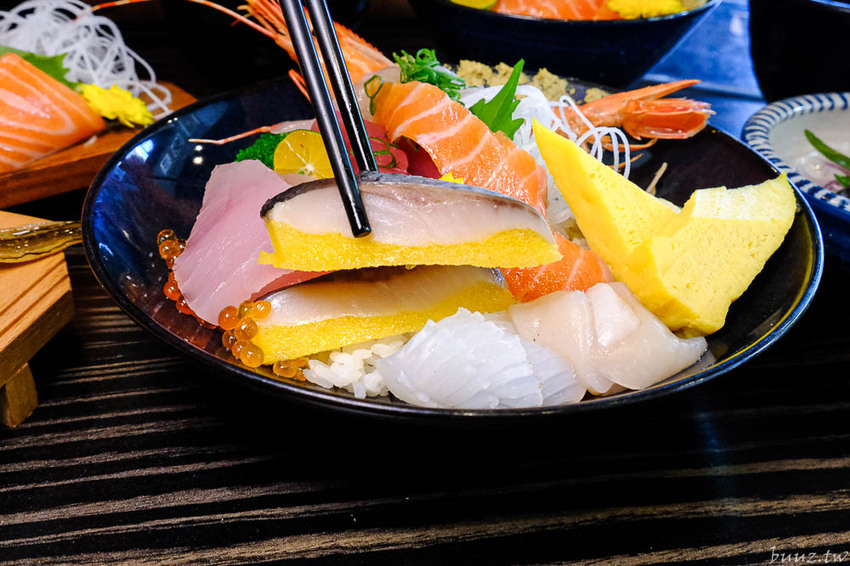 型男主廚送上盛合海景鮮魚丼，岡崎丼飯壽司，澎湖直送鮮甜牡蠣滋味濃郁！