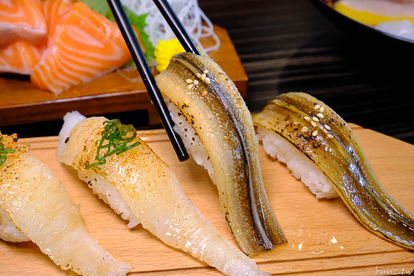 型男主廚送上盛合海景鮮魚丼，岡崎丼飯壽司，澎湖直送鮮甜牡蠣滋味濃郁！