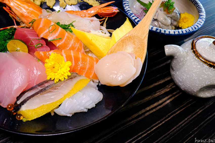 型男主廚送上盛合海景鮮魚丼，岡崎丼飯壽司，澎湖直送鮮甜牡蠣滋味濃郁！