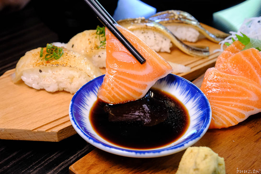 型男主廚送上盛合海景鮮魚丼，岡崎丼飯壽司，澎湖直送鮮甜牡蠣滋味濃郁！
