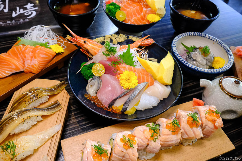 型男主廚送上盛合海景鮮魚丼，岡崎丼飯壽司，澎湖直送鮮甜牡蠣滋味濃郁！